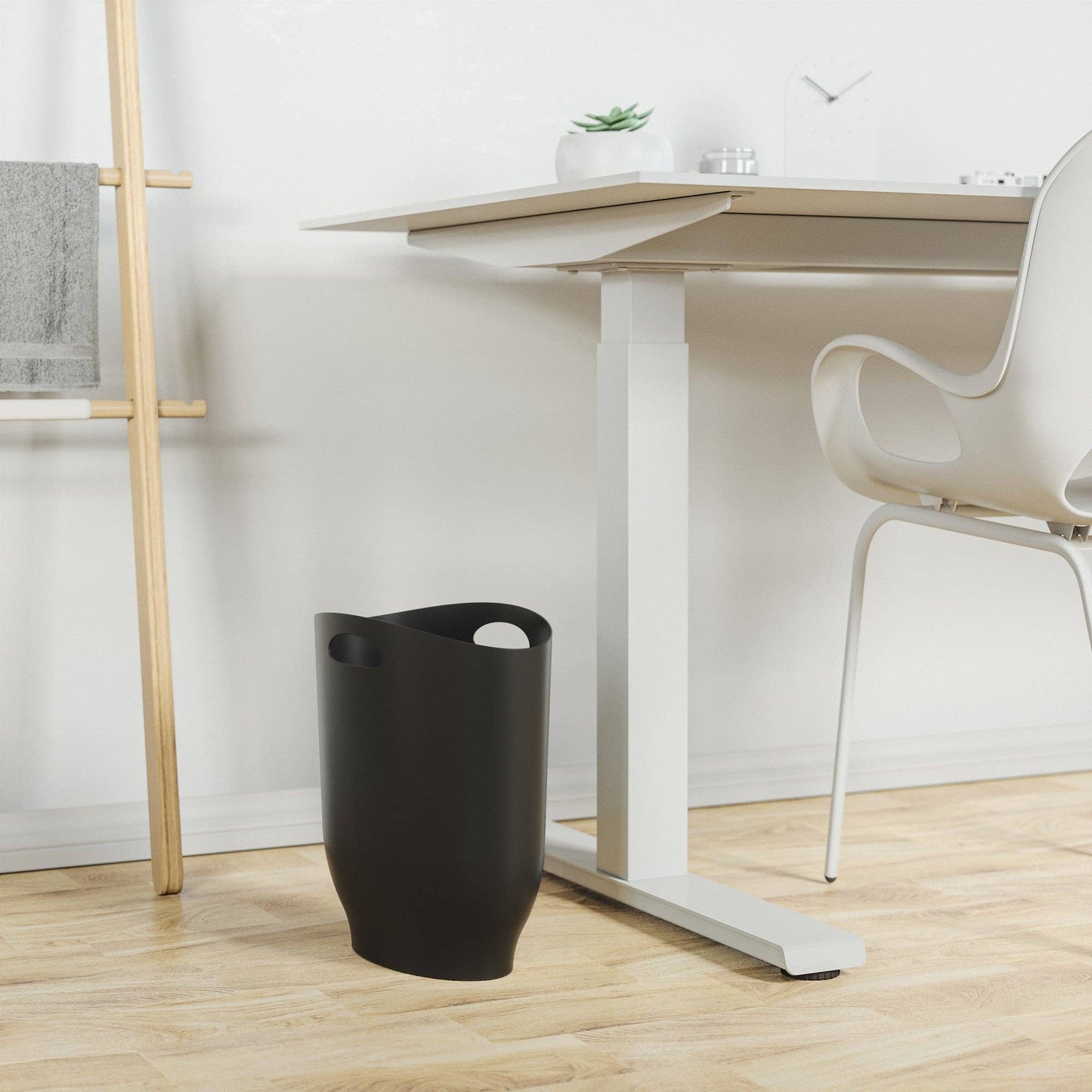 Harlo Trash Can: Black