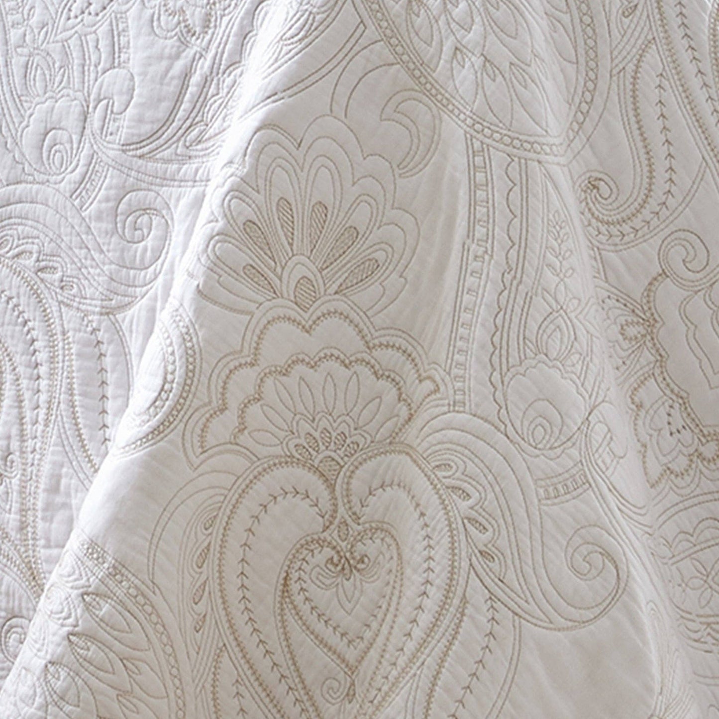 Perla White Quilt Set