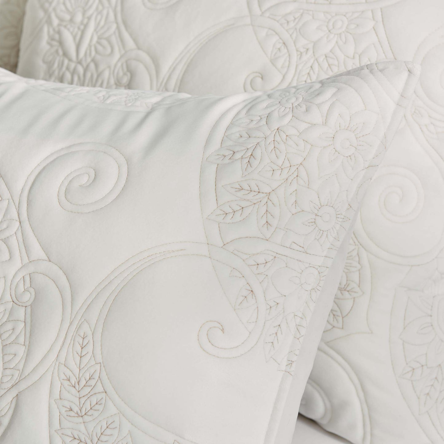 Cream Velvet Quilt Set: White / King/Cal King