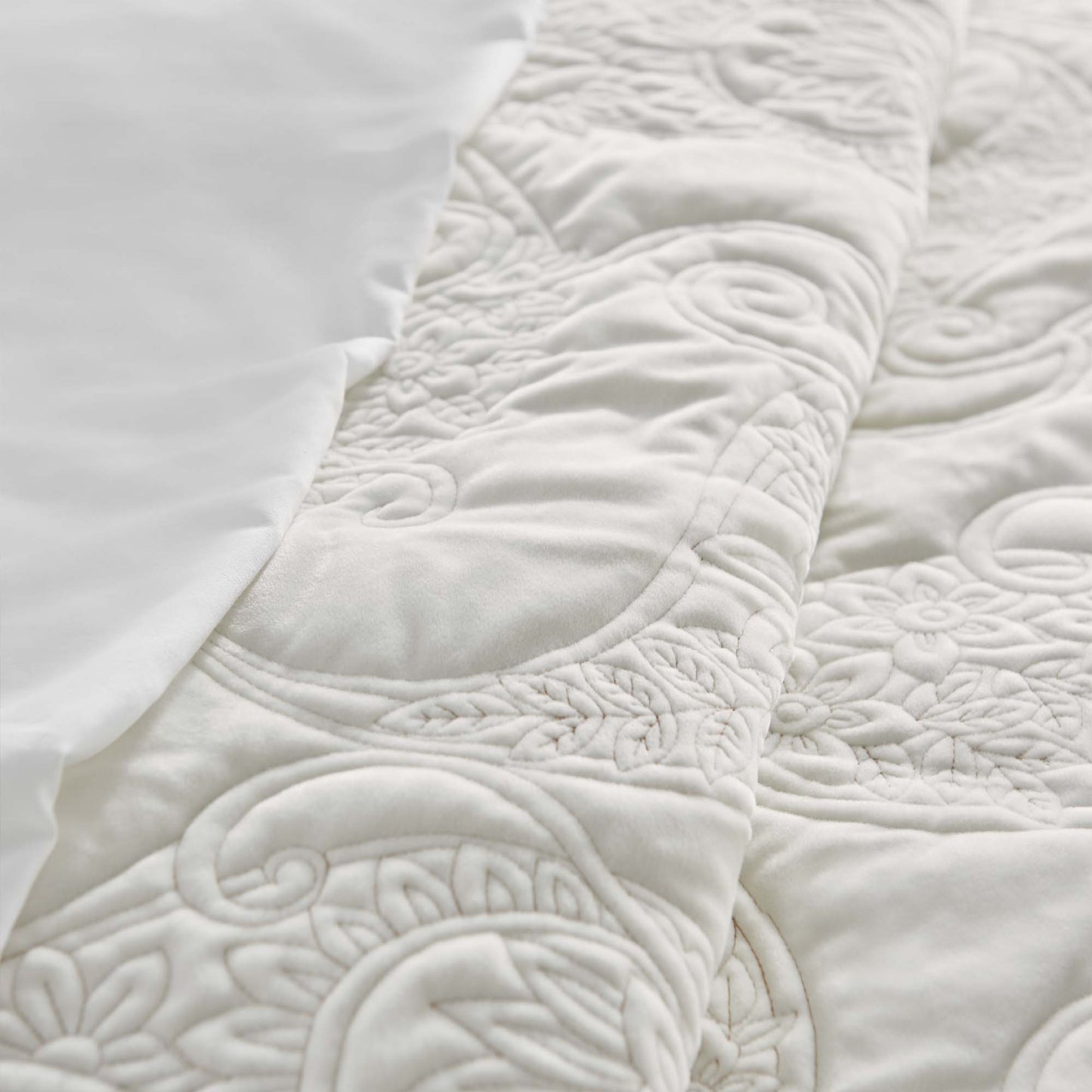 Cream Velvet Quilt Set: White / King/Cal King