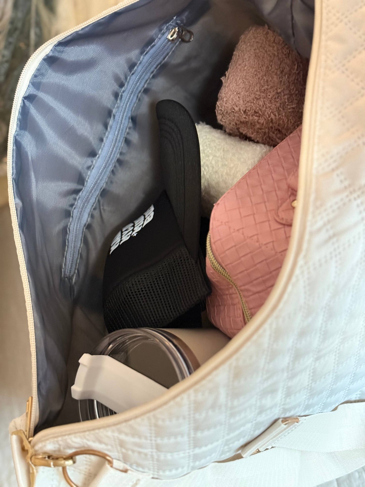 Quilted Overnight Duffle with trolly sleeve : Off White