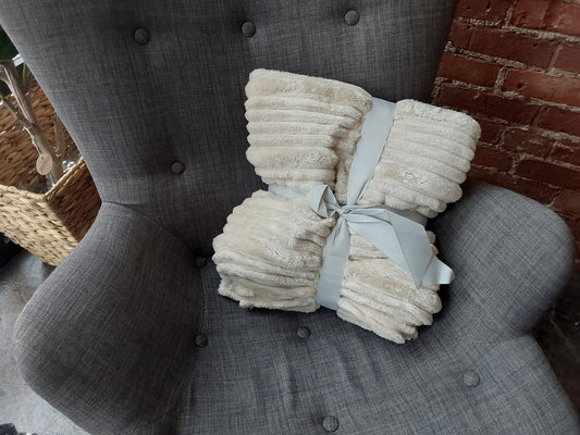 Plush Flunnel Throw – Ultra Soft Ribbed Blanket Texture
