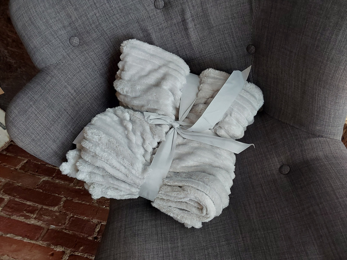 Plush Flunnel Throw – Ultra Soft Ribbed Blanket Texture