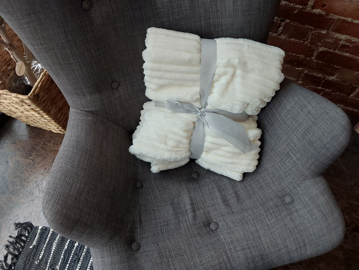 Plush Flunnel Throw – Ultra Soft Ribbed Blanket Texture